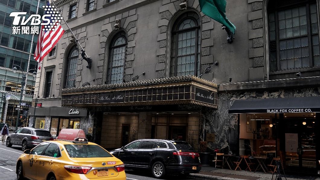 紐約的羅斯福酒店3年前因疫情熄燈，如今變成移民收容所。（圖／達志影像路透社）