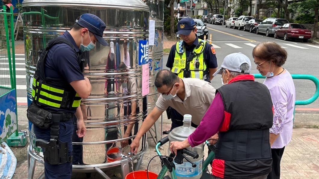 桃園停水，台水設供水站，圖為民眾在水塔取水。（圖／桃園市警局大溪分局提供）