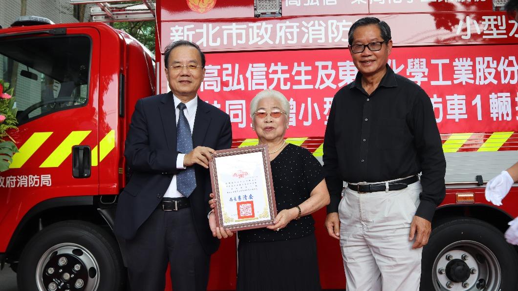 東周化學工業股份有限公司及陳美蓮女士共同捐贈消防水箱車。（圖／TVBS）