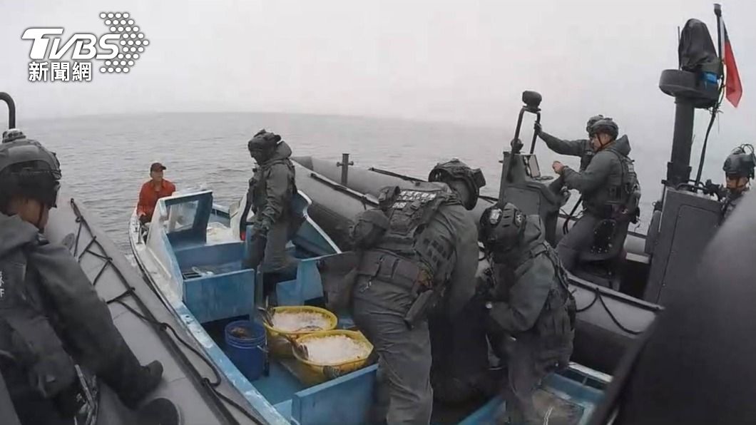 海巡特勤隊壓制海上非法活動。（圖／TVBS）
