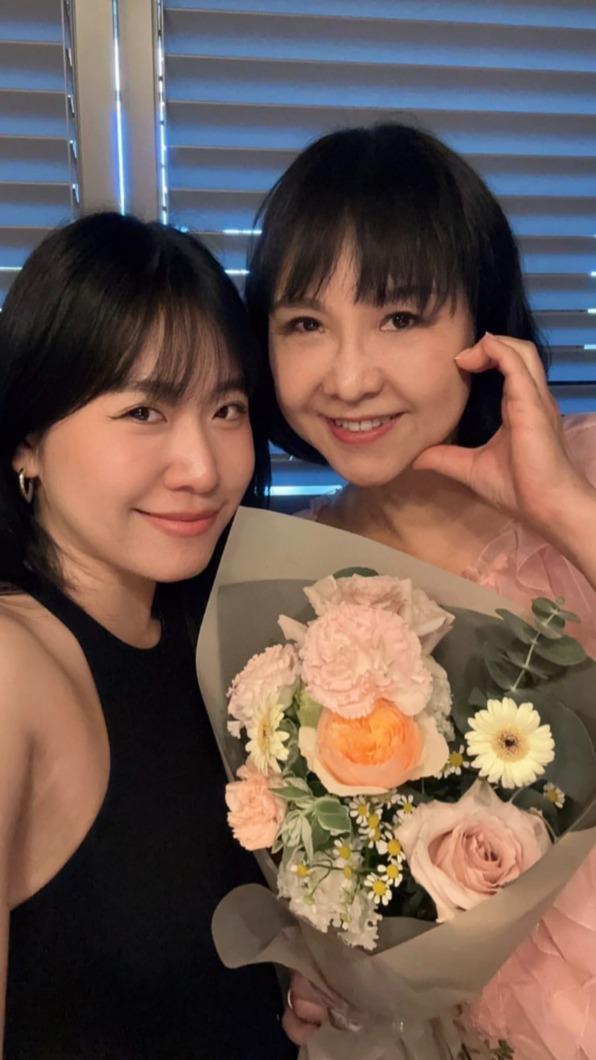 Olivia去年與媽媽開心自拍，張葳葳的氣色超好、超凍齡。（圖／翻攝自Olivia IG）