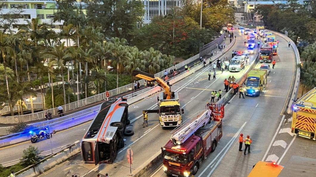 香港遊覽車翻車。（圖／香港01提供） 香港重大車禍！遊覽車失控「撞水泥護欄」翻覆　至少22人傷