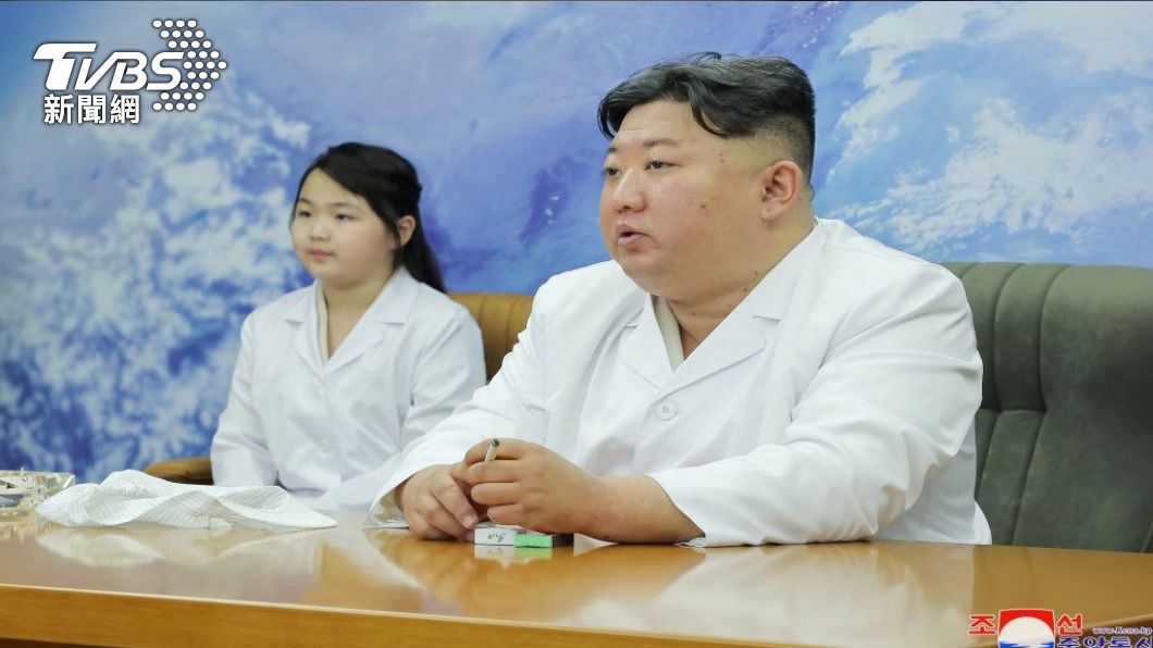 北韓官媒朝中社17日報導，領導人金正恩時隔一個月公開露面，16日視察一處軍事衛星站。（圖／路透社）