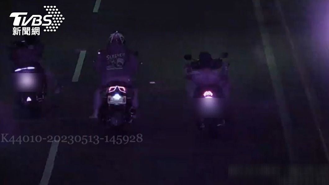 監視器拍下3名機車騎士競速，甚至有騎士「躺著飆」。（圖／TVBS）