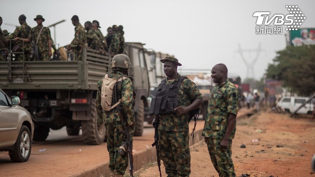奈及利亞阿南布拉發生美國車隊遇襲的事件。圖為阿南布拉選舉時軍隊在街上維安，與此事件無關。（圖／達志影像美聯社）