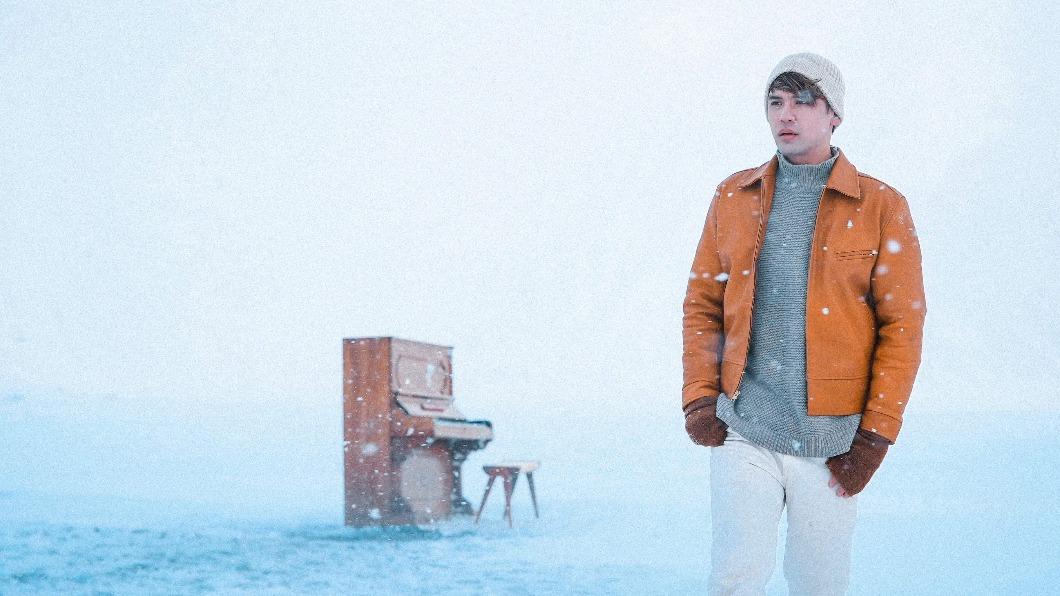 陳零九前往冰島拍攝，更在冰天雪地挑戰彈琴。（圖／滾石唱片提供）