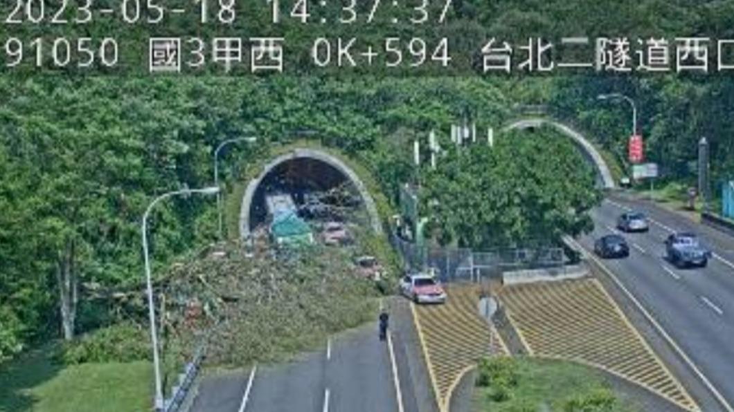 國道3甲西向0.7公里大樹倒塌。（圖／國道即時路況）