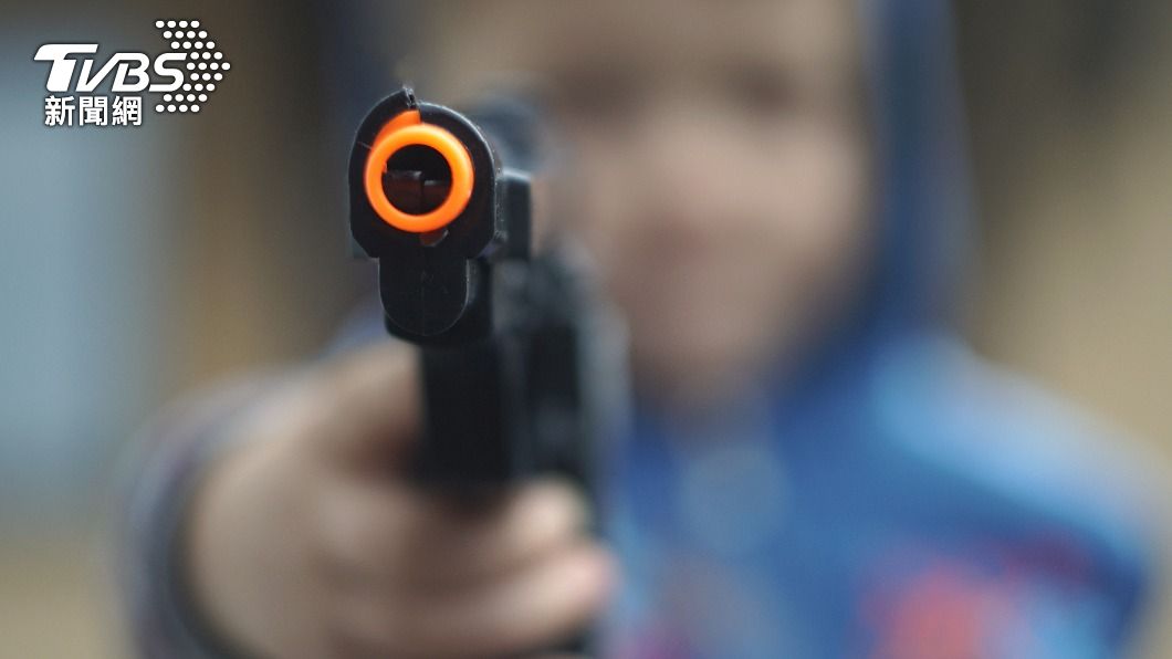 美國一名4歲男童喜歡玩玩具槍，意外將真槍誤以為是玩具。（示意圖／shutterstock達志影像）