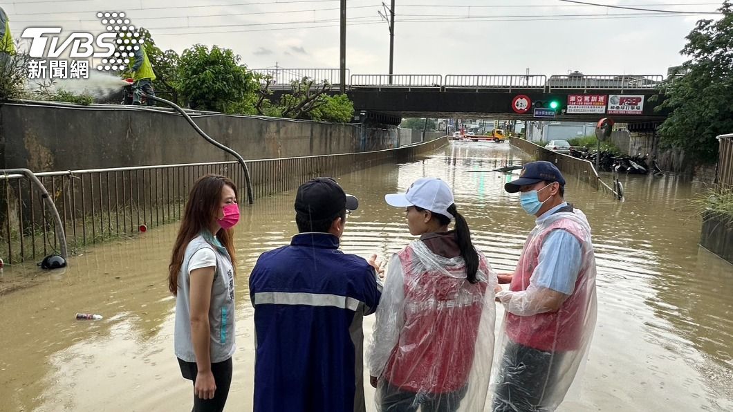 新竹市長高虹安與消防局長李世恭等人赴淹水現場勘查。（圖／新竹市政府提供）