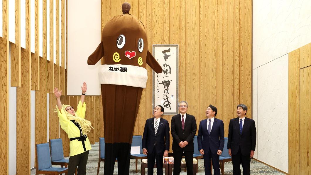 超長的納豆吉祥物「黏黏君」訪問日本首相官邸。（圖／翻攝自日本首相官邸官網）