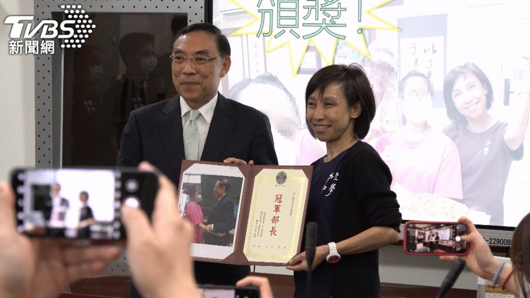 法務部長蔡清祥（左）允諾尋親，勵志中學校長林家如致贈感謝狀。（圖／法務部提供）