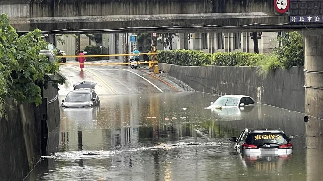 竹北中和街地下道嚴重淹水。（圖／翻攝自新竹爆料公社）