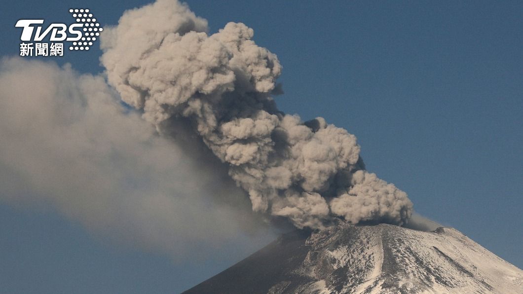 墨西哥城近郊的波波卡特佩特火山近期活動頻繁，圖為5月12日，該火山噴出厚重火山灰。（圖／達志影像路透社）