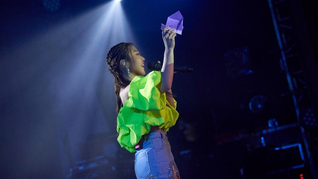 艾薇在專場演唱會上發送紙飛機，將祝福送給歌迷。（圖／環球音樂提供）