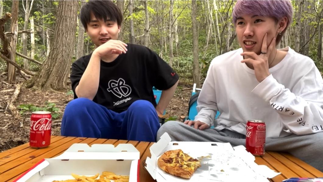 日本YouTuber用披薩餵食棕熊。（圖／翻攝自葉田ルコHadaRuko YouTube頻道）