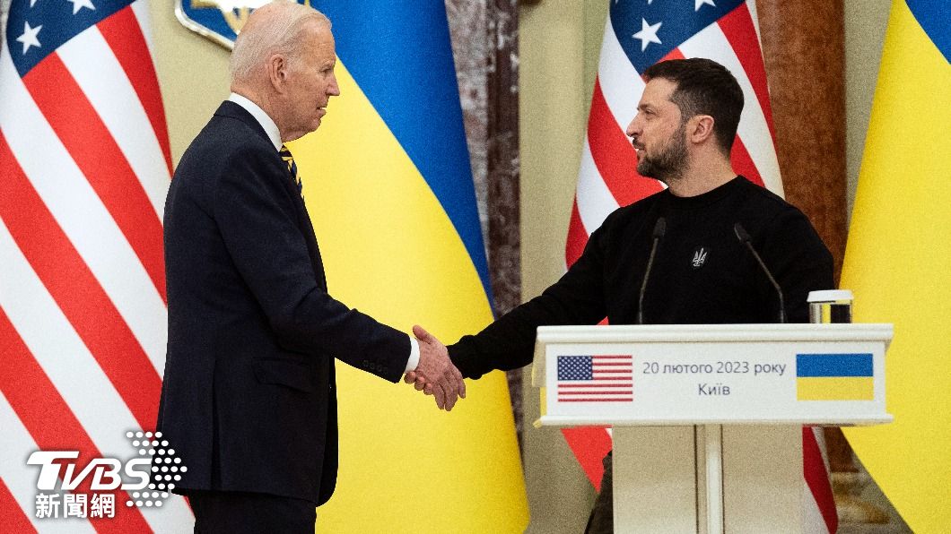 拜登今年2月曾訪烏克蘭與澤倫斯基會晤。（圖／達志影像美聯社）