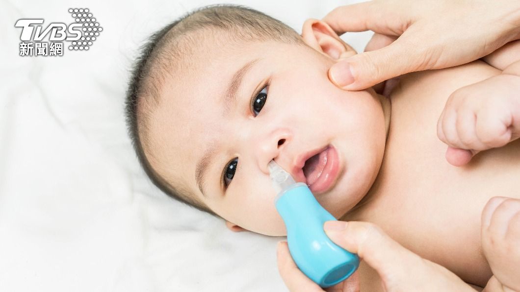 不少家長會使用「吸鼻器」將小朋友鼻涕引流出來。（示意圖／shutterstock達志影像）