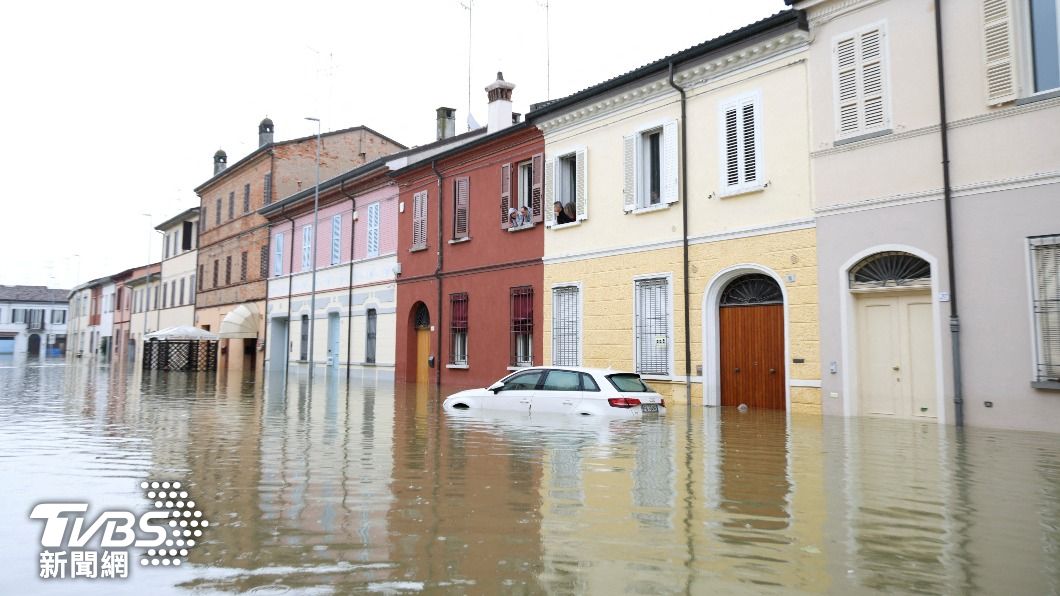 短時間豪雨讓義大利北部無法消化，才會釀成嚴重洪災。（圖／達志影像路透社）