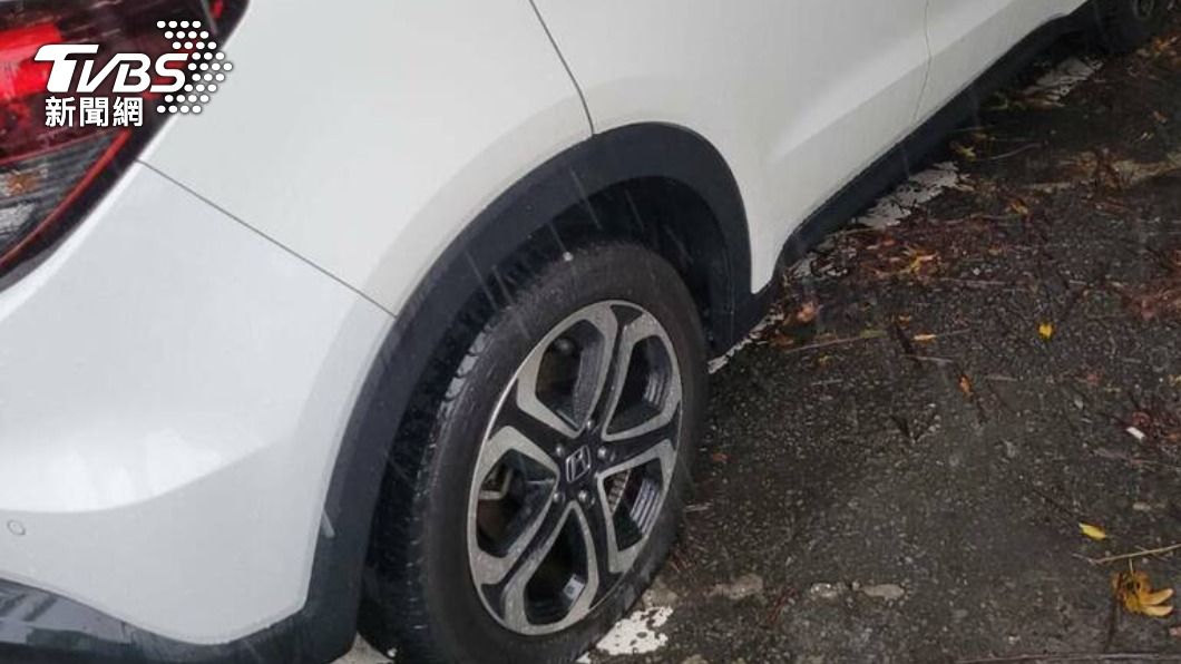 多台汽車輪胎被刺破。（圖／警方提供）