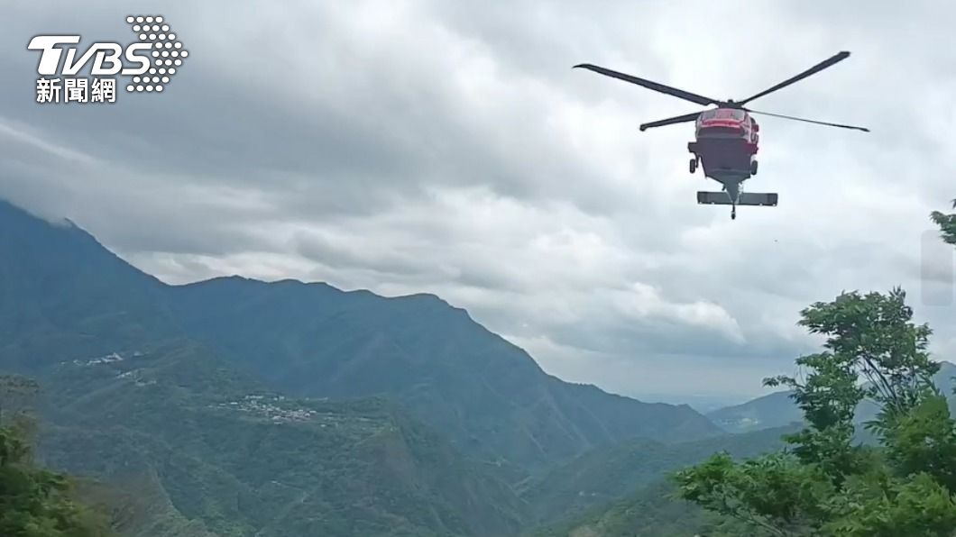 飛龍瀑布女死者頭下腳上，消防隊人工搬運給直升機吊。（圖／TVBS）