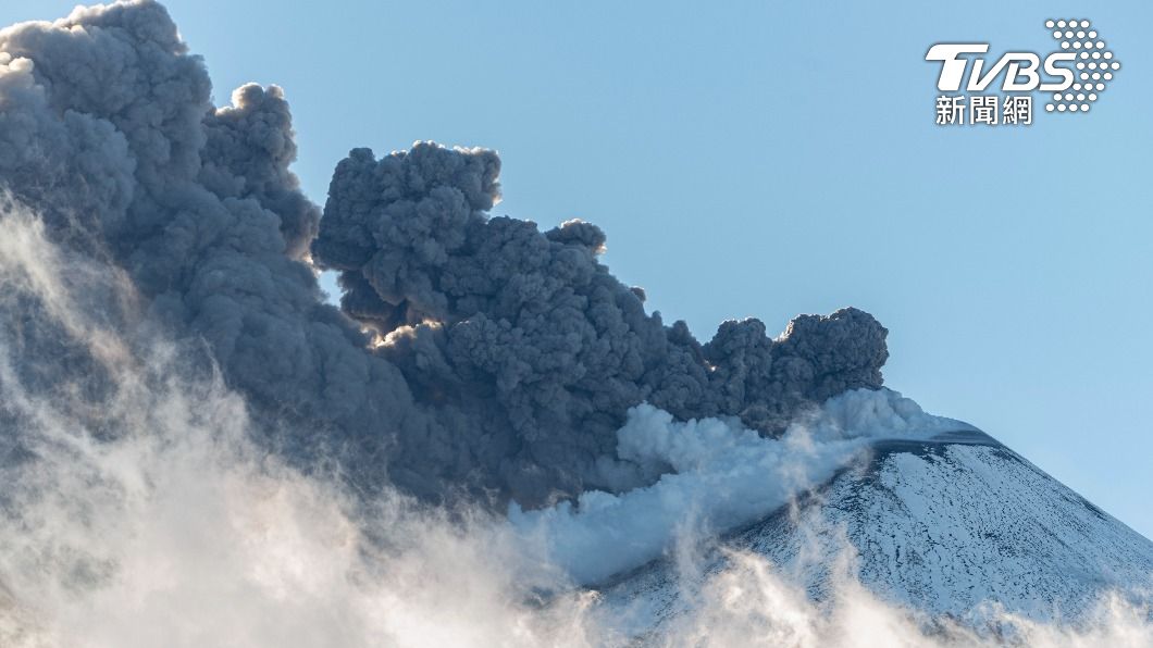 埃特納火山是義大利知名的活火山，每年都會噴發數次。圖為2021年12月14日該火山噴出大量火山灰。（資料照／達志影像美聯社）