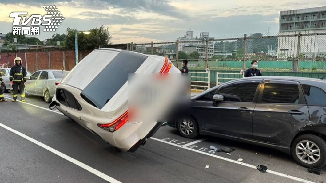 車子連撞路旁三輛轎車，還騎上車頭和車尾。（圖／TVBS）