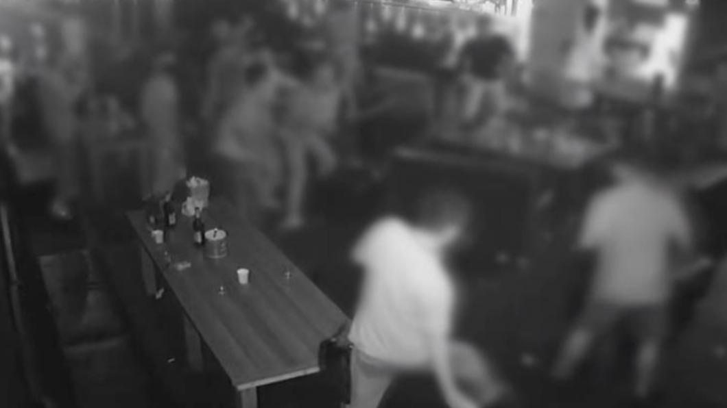 月19日花蓮市一間夜店，發生打架糾紛導致三人受傷，犯嫌並怒砸店外的車輛，行徑相當囂張。(圖/花蓮警分局提供)