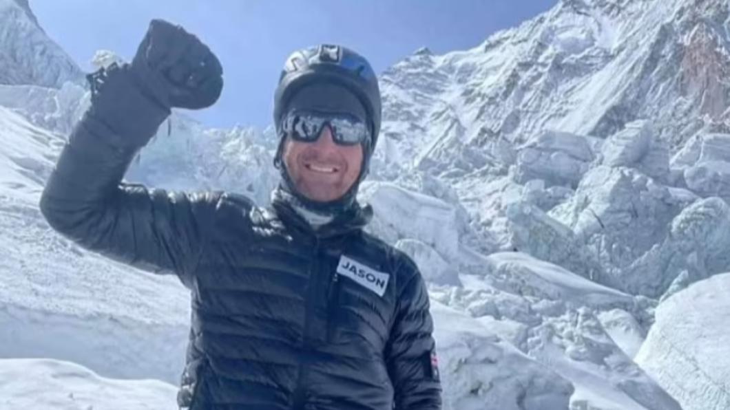 澳洲40歲男子肯尼森（Jason Bernard Kennison）攻頂聖母峰後不幸喪命。（圖／翻攝自《每日郵報》）