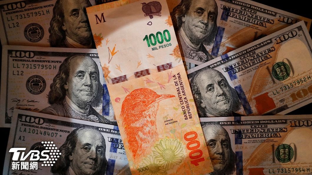 國內通膨持續飆漲，讓阿根廷披索市值不斷萎縮，迫使政府發行更大面額新鈔。（圖／達志影像路透社）