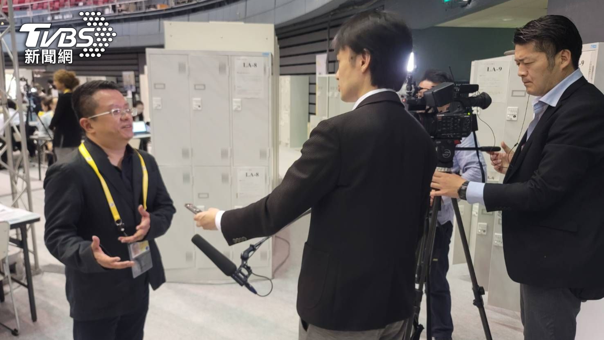 TVBS採訪中心國際組副組長郭展毓於廣島報導G7峰會時，接受NHK採訪並以台灣角度觀察這次峰會議題 (圖/TVBS)