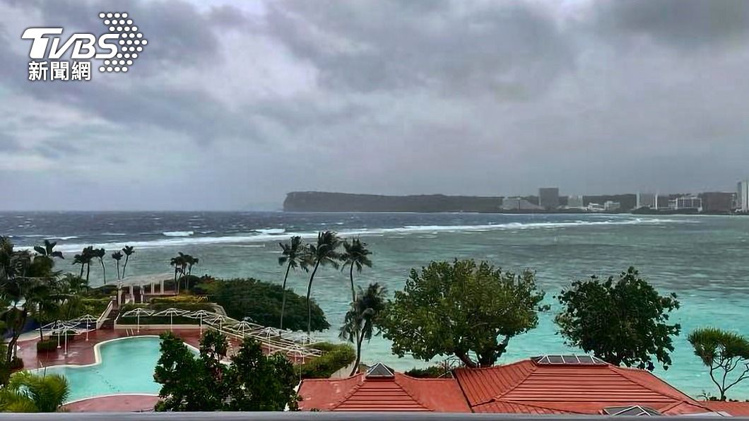 今年第2號颱風「瑪娃」（Mawar）直撲美國關島（Guam），可能將成為2002年以來直襲當地的最強風暴。（圖／達志影像美聯社）
