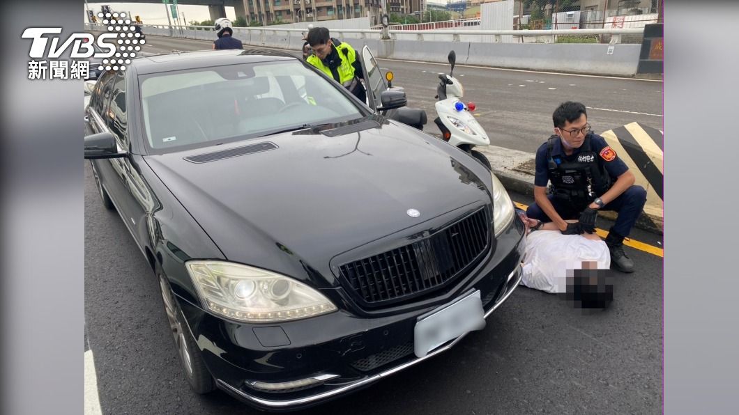 警方將李姓通緝犯拖下車壓制逮捕。（圖／TVBS）
