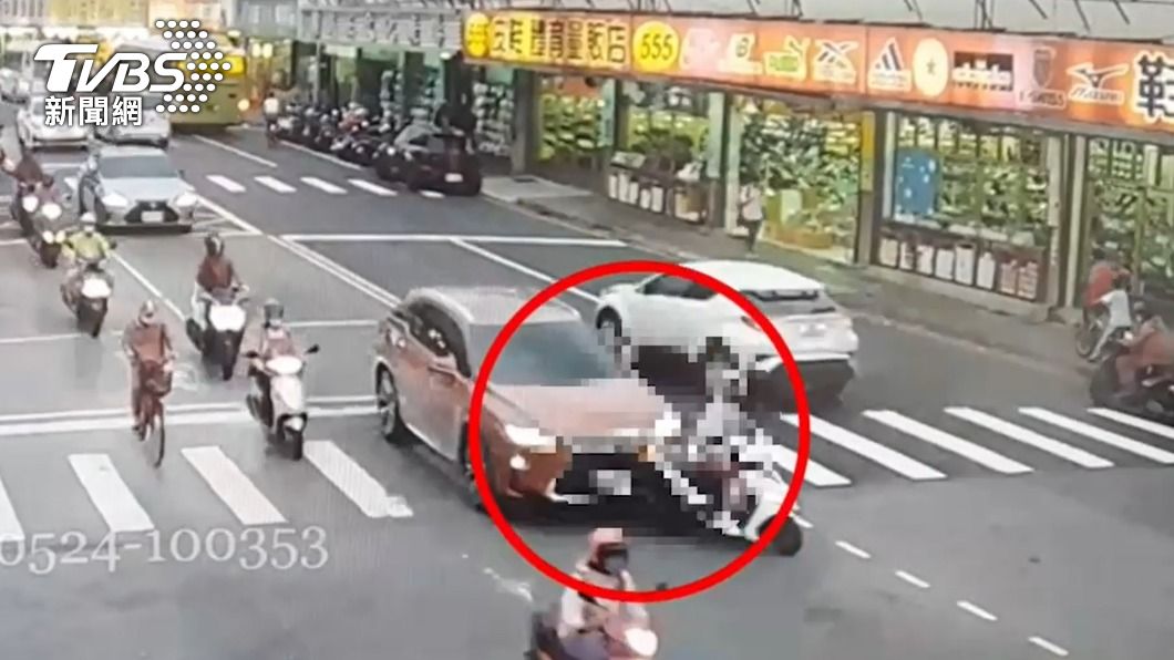 女騎士變換車道不慎遭追撞。（圖／TVBS）