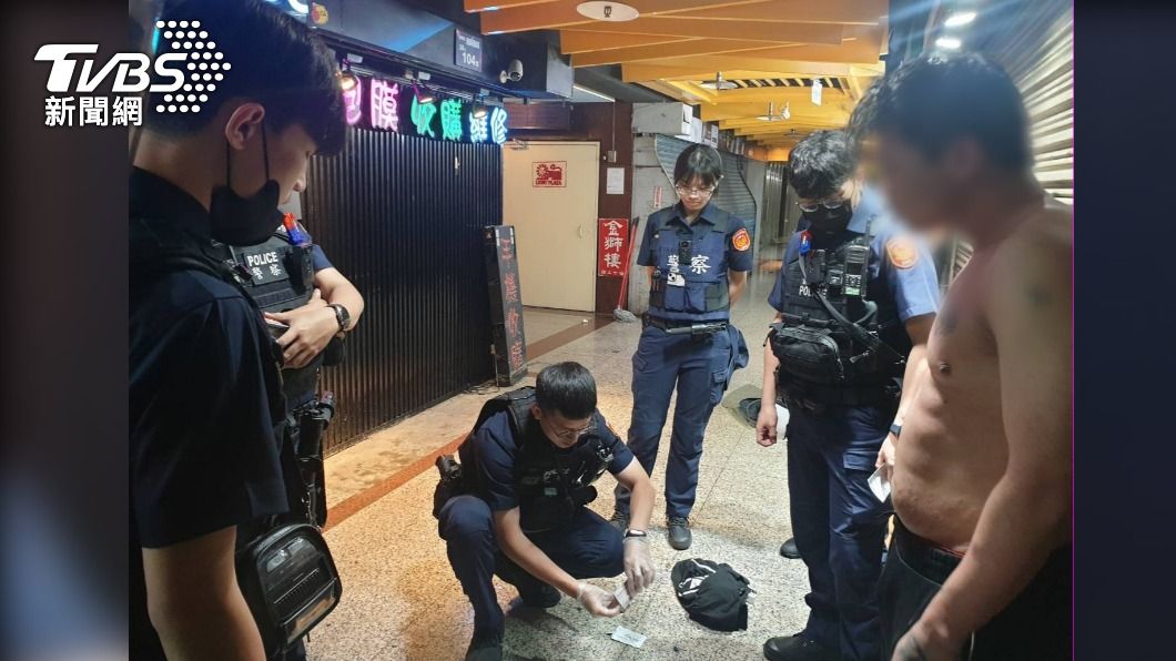 警方獲報到場將半裸的張姓男子壓制逮捕。（圖／TVBS）