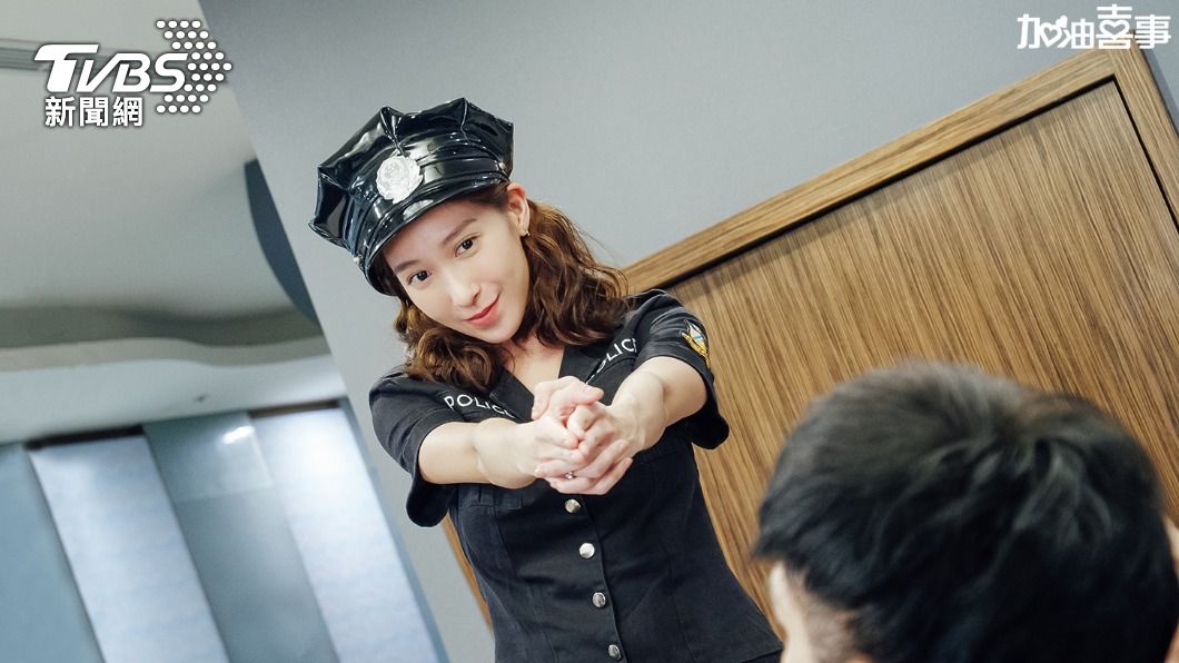 楊晴穿上女警裝，與鄒承恩大玩角色扮演。（圖／TVBS）