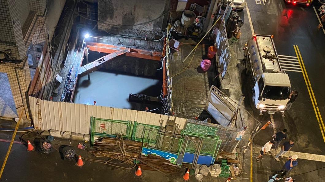 新北市板橋區建物塌陷。（圖／翻攝自@爆料公社　臉書）