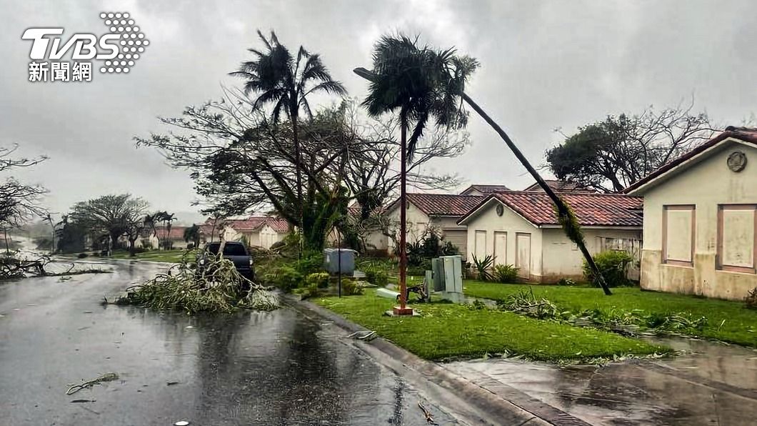 今年第二號颱風「瑪娃」（Mawar）24日晚間強襲關島（Guam）。（圖／達志影像美聯社）