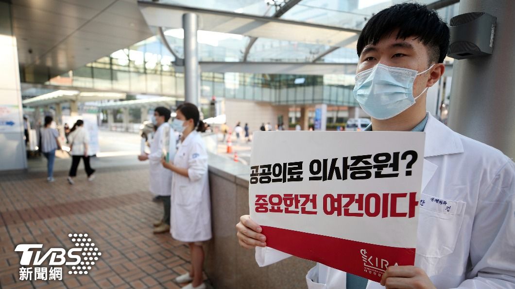 南韓60歲男子欺騙行醫28年，治療1.5萬名患者被抓，日前遭判處7年刑期。（示意圖／達志影像美聯社）