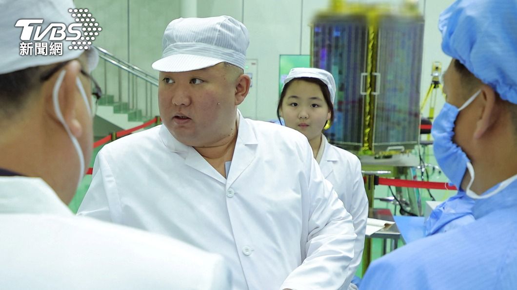 北韓最高領導人金正恩帶著愛女，16日前往衛星發射準備委員會進行指導。（圖／達志影像路透社）
