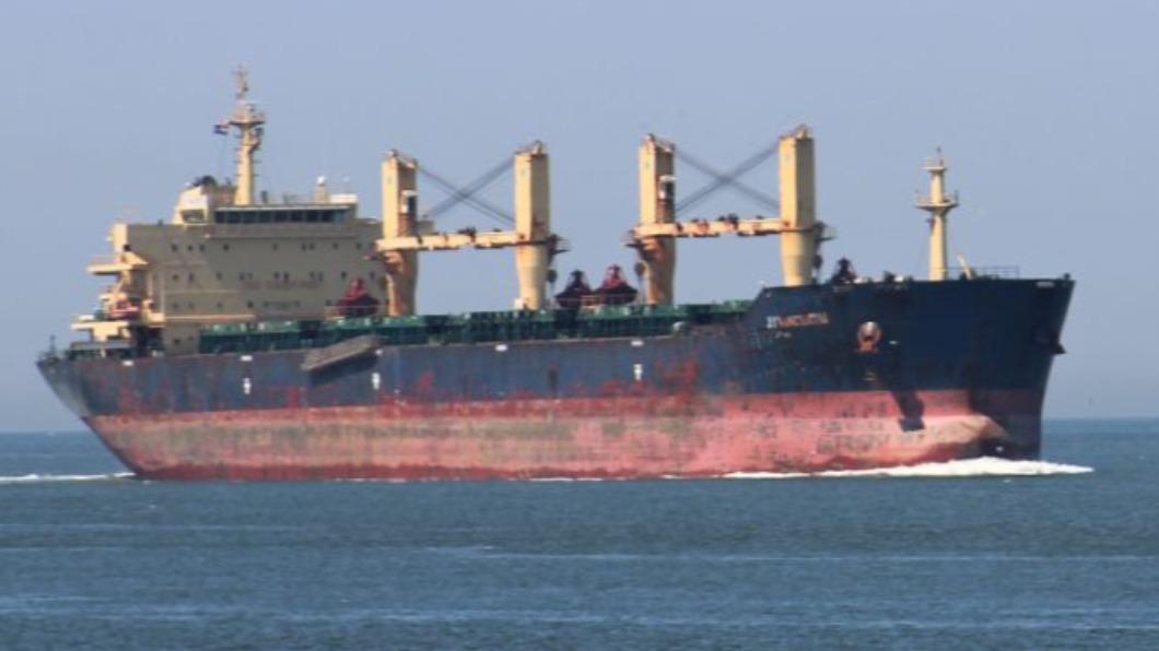 香港籍散裝船「新海通23號」（Xin Hai Tong 23） 今（25）日一度擱淺蘇伊士運河（Suez Canal）。（圖／翻攝自 推特）