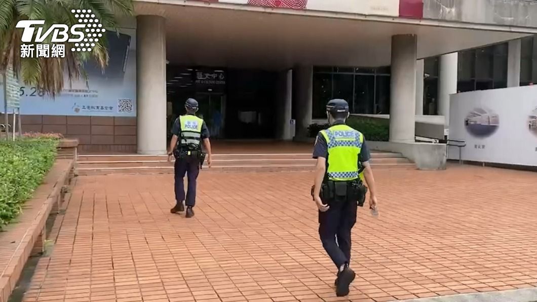 中正一分局警方到國家圖書館。（圖／TVBS）