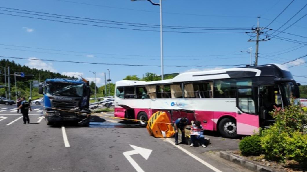 遊覽車在濟州島發生車禍。（圖／翻攝自濟州消防本部）