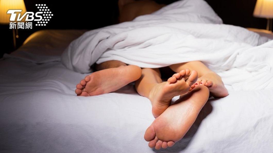 丈夫返家驚見一名男子穿著內褲與妻子在床上。（示意圖，非當事人／shutterstock達志影像）