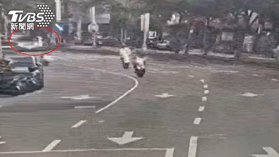 小轎車撞上違規穿越馬路的老婦人。（圖／TVBS）
