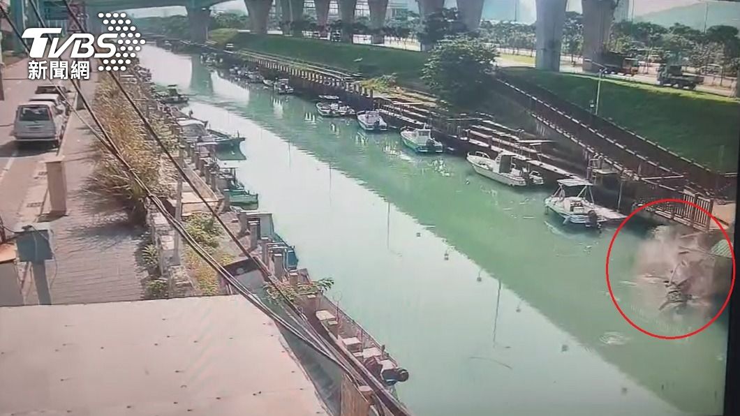 砂石車撞破護欄衝進護城河的瞬間全被拍下。（圖／TVBS）