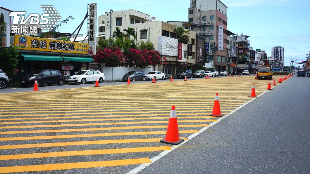花蓮市逾百格停車格畫上槽化線禁止停車。（圖／中央社）