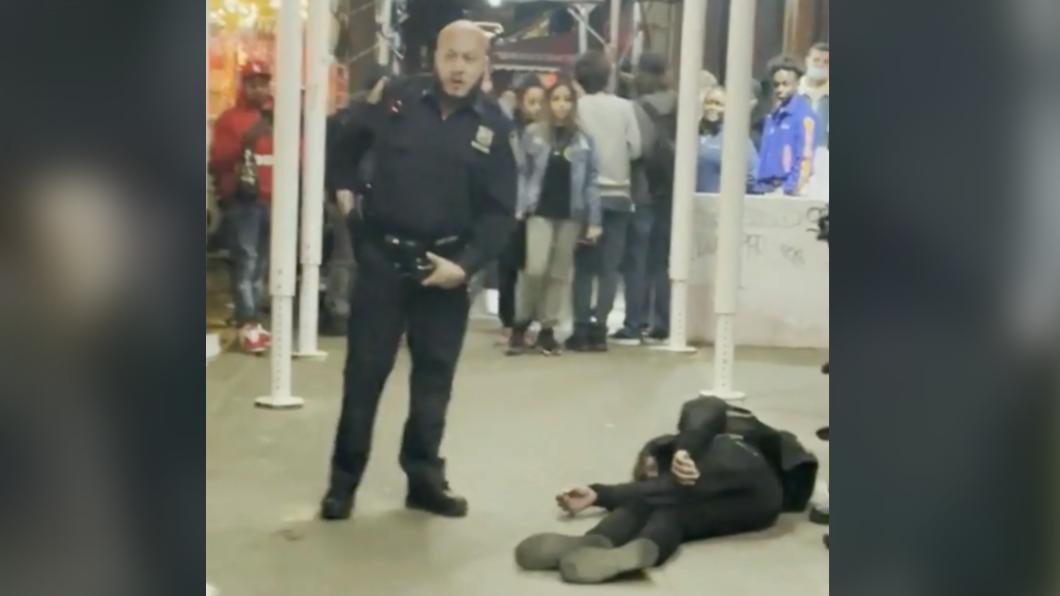 紐約市警察局（NYPD）警察佩雷斯（Juan Perez）「狂揍酒醉遊民」後被停職。（圖／翻攝自《紐約郵報》）