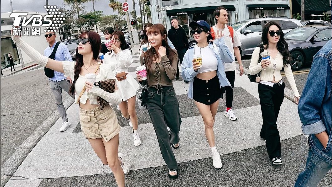 樂天女孩在台灣日隔天展開市區導覽行程。（圖／區國強攝）