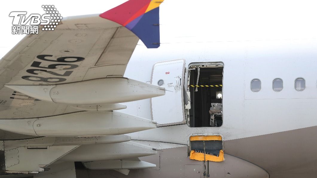 韓亞航空OZ8124航班降落在大邱機場時，艙門是打開的。（圖／達志影像美聯社）