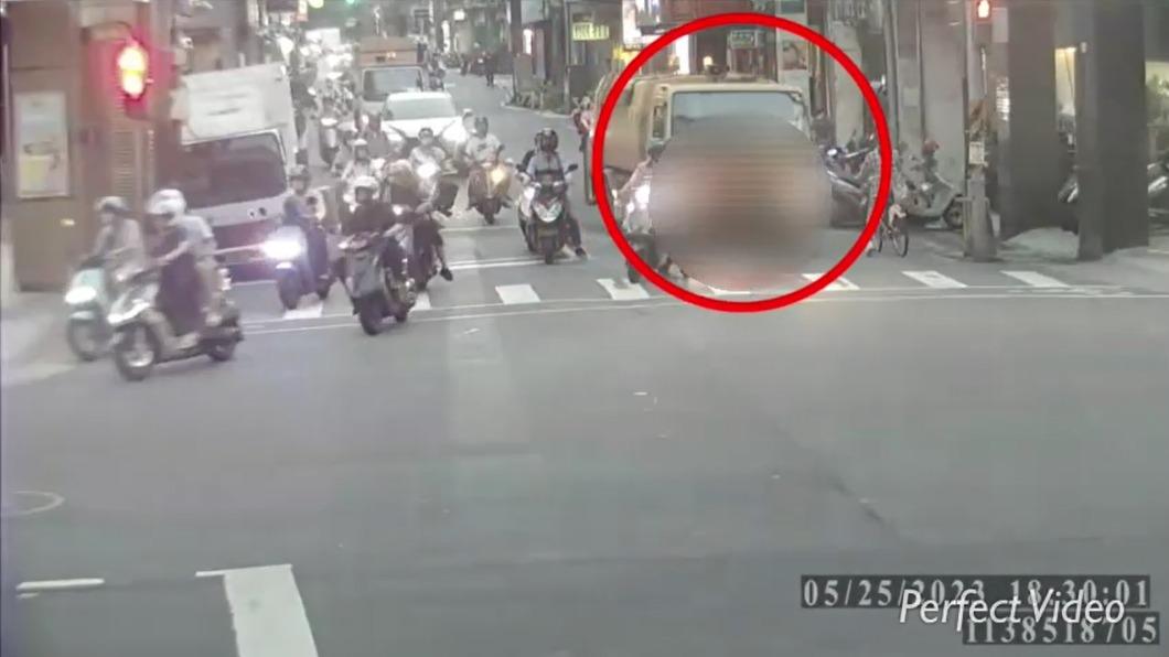 垃圾車逆向差點撞上1名單車騎士。（圖／翻攝記者爆料網）